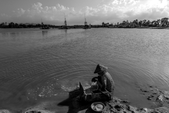 A mother clean the sand to get tin ore in a river in Pangkalpinang City, Bangka Belitung Province, Indonesia on March 13, 2020. In addition to cultivating gardens, most of the people of Bangka Belitung are tin mining workers dependent on tin ore until now.-Seorang ibu membasuh pasir untuk mendapatkan bijih timah di sungai di Kota Pangkalpinang, Provinsi Bangka Belitung, Indonesia, pada Maret 13, 2020. Selain berkebun, sebagian besar masyarakat Bangka Belitung merupakan pekerja tambang timah dan hingga saat ini masih bergantung dengan timah.