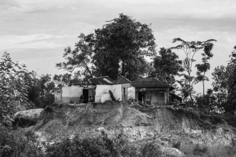 Houses were demolished for tin mining land in Pangkalpinang City, Bangka Belitung Province, Indonesia, on March 25, 2021. Some residents left their houses or sold their land for mining.-Rumah dihancurkan untuk lahan pertambangan timah di Kota Pangkalpinang, Bangka Belitung Provinsi, Indonesia pada Maret 25, 2021. Sebagian warga membiarkan rumahnya atau menjual lahannya untuk dilakukan penambangan.